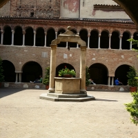 Chiostro e pozzo Basilica Santo Stefano Bologna