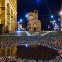 Piazza S. Stefano at night with a puddle in the foreground - Ugeorge - Bologna (BO)