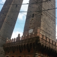 Le due torri a Bologna dal basso - Ilariaconte