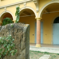 Particolare della Villa (esterno), con monumento