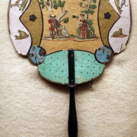 Ventaglio in cartone decorato a collage con due figure dipinte in un bosco e animali, manico in legno, xviii secolo - Sailko