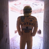 Foto della tuta di Senna esposta alla Rocca ( foto del 25-04-04 024 ) - Paterna Filippo