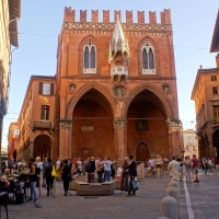 Bologna, Piazza della Mercanzia - Alessandro Siani