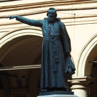 Statua di Ugo Bassi tra i portici
