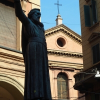 Statua di Ugo Bassi con chiesa dei Santi Gregorio e Siro