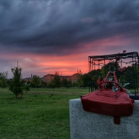 Parco Giardino Campagna, tramonto rosso al Monumento contro il Femminicidio - Enricopasini.ep - Zola Predosa (BO)
