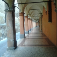 Portico in via Fondazza e mura del Giardino ex convento di Santa Cristina