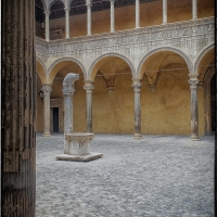 Chiostro del Palazzo Ariosti Bevilacqua - Claudio alba - Bologna (BO)
