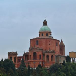 Santuario della Madonna di San Luca visto in lontananza dalla strada foto di PhotoNp
