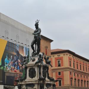 Statua del Nettuno Bologna con pubblicità - PhotoNp