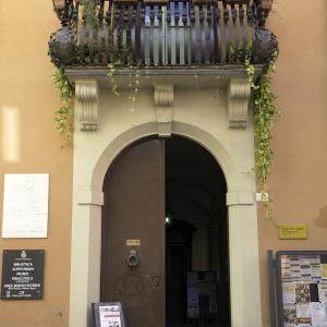 Portale e balcone del Palazzo della comunità - Matulus