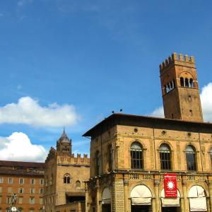 Bologna (BO), Piazza Maggiore, con Palazzo Re Enzo e Campanile della Cattedrale di San Pietro - 2013 - EvelinaRibarova