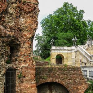 Bologna (BO), Scalinata del Pincio con le rovine del Castello di Galliera - 2 - EvelinaRibarova