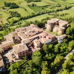 Vista aerea del borgo di Dozza con la Rocca Sforzesca sulla destra - ENIT SpA
