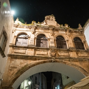 L'Arco Scoppa di Ostuni di notte - ENIT SpA