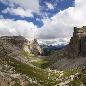 Plan de Ciampëi e Sassongher (sullo sfondo) nel Parco naturale Puez-Odle - Simone Antonazzo / ENIT SpA