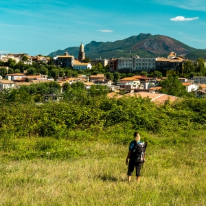 Una pellegrina sulla Via Francigena di fronte alla città di Teano - ENIT SpA