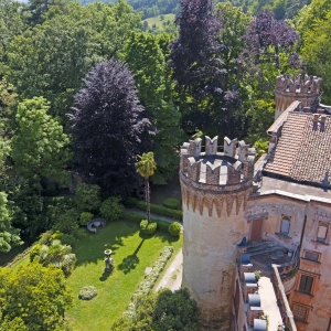 Castello del Roccolo - veduta del giardino dalla cima di una torre - ENIT SpA