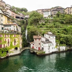 Nesso, vista del borgo con l'Orrido di Nesso e il ponte della Civera - ENIT SpA