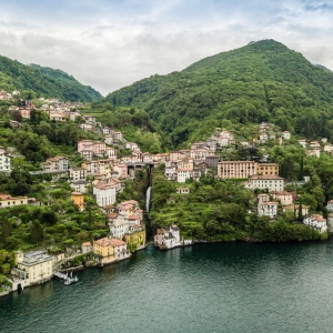 Nesso, vista del borgo con l'Orrido di Nesso e il ponte della Civera - ENIT SpA
