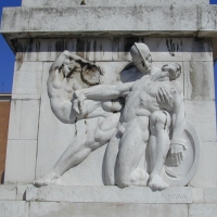 Monumento ai Caduti, bassorilievo della vita degli eroi di Bernardino Boifava rappresentante il Sacrifcio - Andrea savorelli