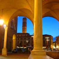 Il Palazzo Comunale, vista notturna dal chiostro di San Mercuriale - Andrea savorelli