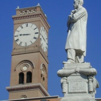 Palazzo Comunale, scorcio della Torre civica, vista con il monumento ad Aurelio Saffi dalla piazza omonima - Andrea savorelli
