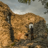 I resti del torrione Malatestiano al tramonto, con scultura lignea