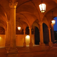Architetture del chiostro di San Mercuriale illuminate - Chiari86