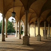 Architetture all'interno del chiostro della Basilica di San Mercuriale - Chiari86