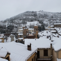 Veduta di Modigliana da Vicolo Aldo Celli, con Palazzo Pretorio in lontananza, sotto la neve - Patrizia Diamante - Modigliana (FC)