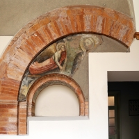 Forlì, santa maria dei servi o san pellegrino, capitolo, frammento di angelo reggicortina e madonna, xiv secolo