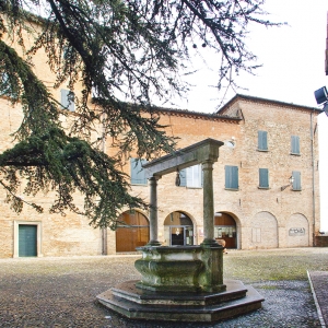 Court of the castle with Venetian well - Viterbo Fotocine
