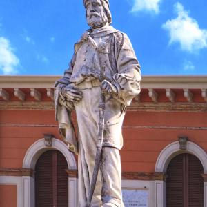 Monumento a Garibaldi in primo piano-01(1) - PROPOLI87