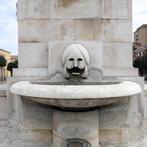 Cesare bazzani, munumento alla vittoria (o ai caduti) di forlì, 1932, fontane laterali con mascheroni 01 - Sailko