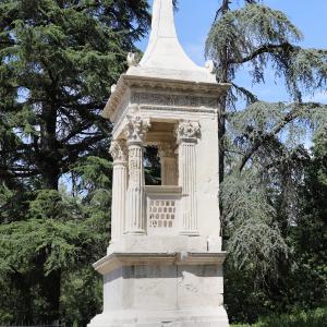 Sarsina, cenotafio a edicola con cuspide piramidale di Aulo Murcio Obulacco, Is ecolo ac. 03 - Sailko