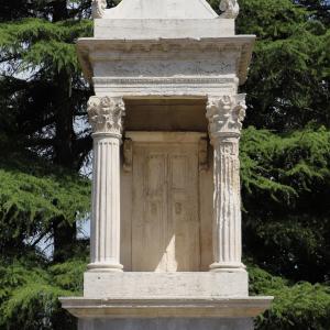 Sarsina, cenotafio a edicola con cuspide piramidale di Aulo Murcio Obulacco, Is ecolo ac. 01 - Sailko