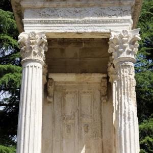 Sarsina, cenotafio a edicola con cuspide piramidale di Aulo Murcio Obulacco, Is ecolo ac. 05 - Sailko