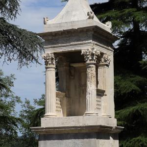 Sarsina, cenotafio a edicola con cuspide piramidale di Aulo Murcio Obulacco, Is ecolo ac. 02 - Sailko