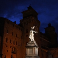 Castello Estense durante l'ora blu abbracciata dal Savonarola - Erika Poltronieri