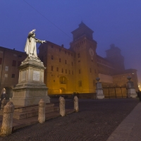 Cala la nebbia al castello estense, Il Savonarola indica la via - Nicola Bisi
