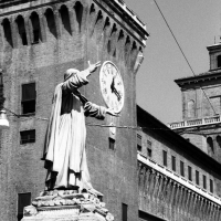 Ferrara - Castello Estense con, in primo piano, la statua di Giordano Bruno. - Emanuele Schembri - Ferrara (FE)