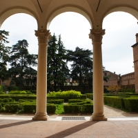 Palazzo Costabili detto di Ludovico il Moro - Loggiato esterno e giardino - Andrea Comisi