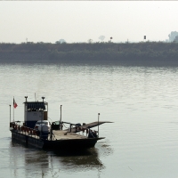 Traghetto sul fiume (foto storica) - Samaritani
