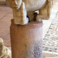 Pomposa, abbazia, interno, acquasantiera romanica del xii secolo 01