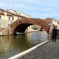 Comacchio, canale maggiore presso via san pietro, ponte san pietro 01 - Sailko