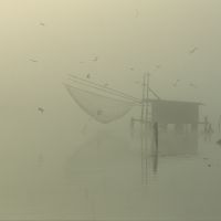 casone da pesca nella nebbia