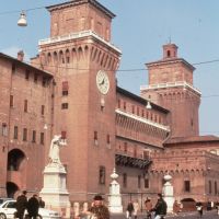 Castello Estense visto da piazza Savonarola - samaritani