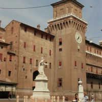 Castello Estense visto da piazza Savonarola - samaritani