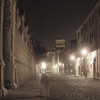 veduta notturna di Corso Ercole I d'Este - corbelli
